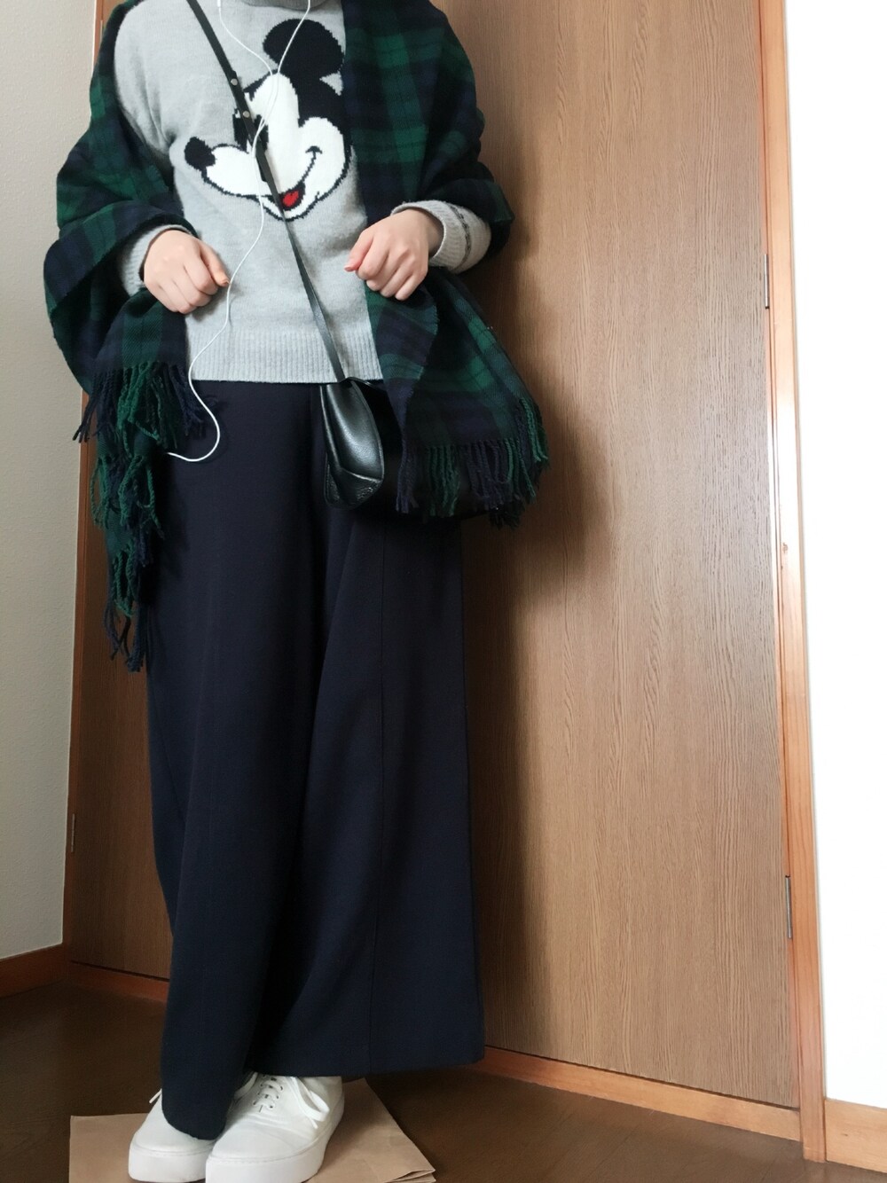 「UNIQLOのアイテム（パンツ、ブルー系）」を使った、おまめさん（レディース・158cm）の秋コーディネートの1枚目の写真