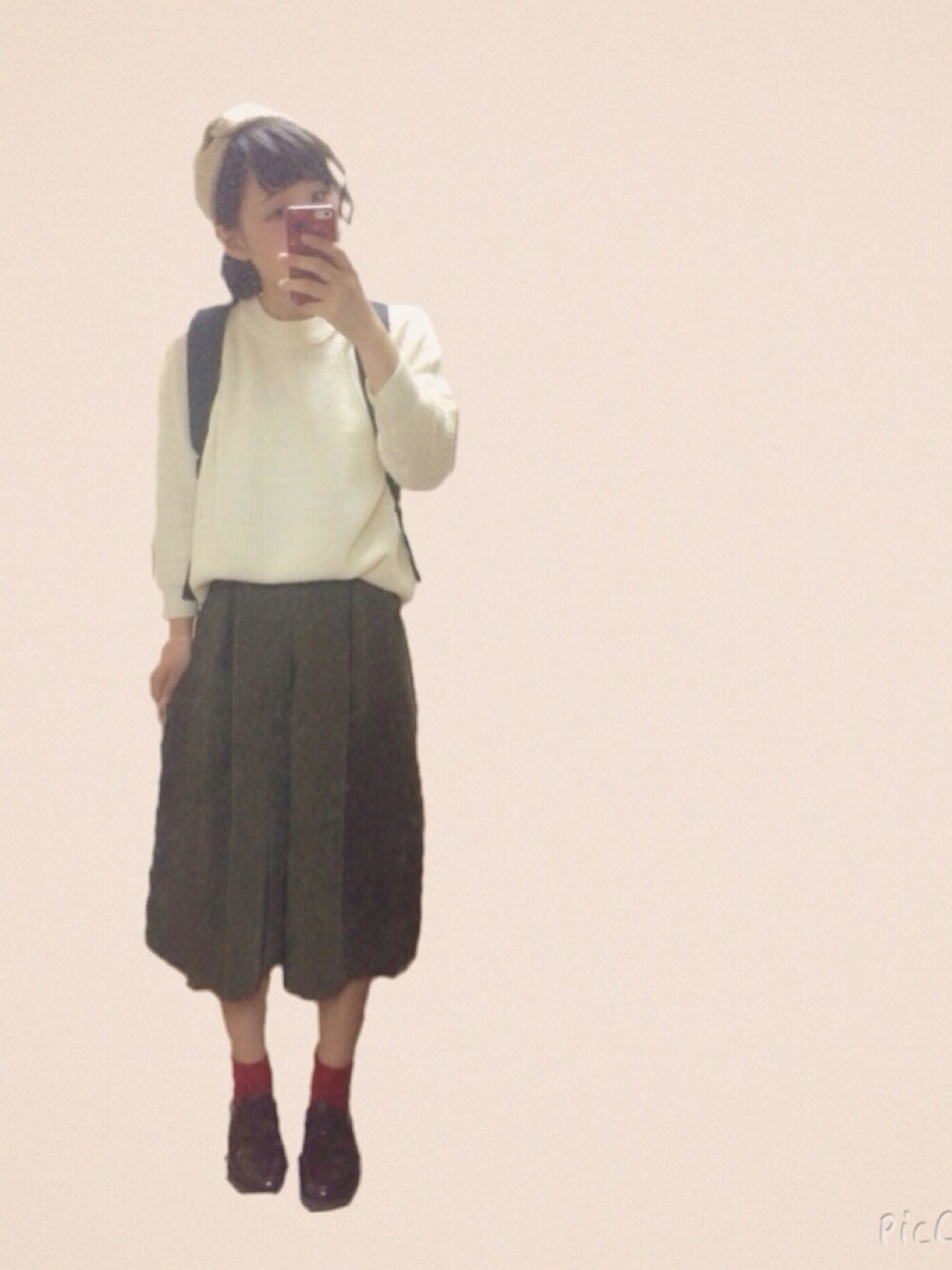 「シロニット、ガウチョパンツ、アースカラー、でかリュック、秋」｜「no brandのアイテム（ニット/セーター、ホワイト系）」を使った、おひたしさん（レディース・157cm）の秋コーディネートの1枚目の写真