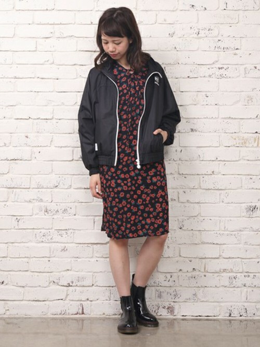 「ワンピース、SPORTS MIX、花柄、reebok、ドルマン、ウィンドブレーカー、原宿、サイドゴアブーツ、Kastane」｜「Kastaneの【Reebok×Kastane】ウィンドブレーカー（ナイロンジャケット、ブラック系）」を使った、かとまりさん（レディース・165cm）の夏コーディネートの1枚目の写真