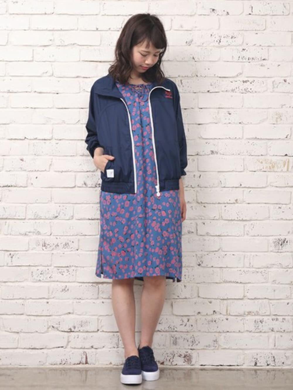 「スニーカー、コーデュロイ、ワントーンコーデ、SPORTS MIX、花柄、ネイビー、reebok、ウィンドブレーカー、Kastane」｜「Kastaneの【Reebok×Kastane】ウィンドブレーカー（ナイロンジャケット、ブルー系）」を使った、かとまりさん（レディース・165cm）の夏コーディネートの1枚目の写真