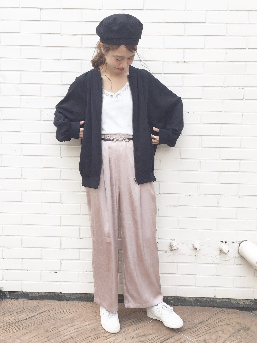 「秋のコーデ、カジュアル、オトナ女子、outfit、スニーカー、Kastane、MA-1、サテンパンツ、ベレー帽、reebok」｜「KastaneのリバーシブルビッグＭＡ-1（MA-1、ブラック系）」を使った、かとまりさん（レディース・165cm）の秋コーディネートの1枚目の写真