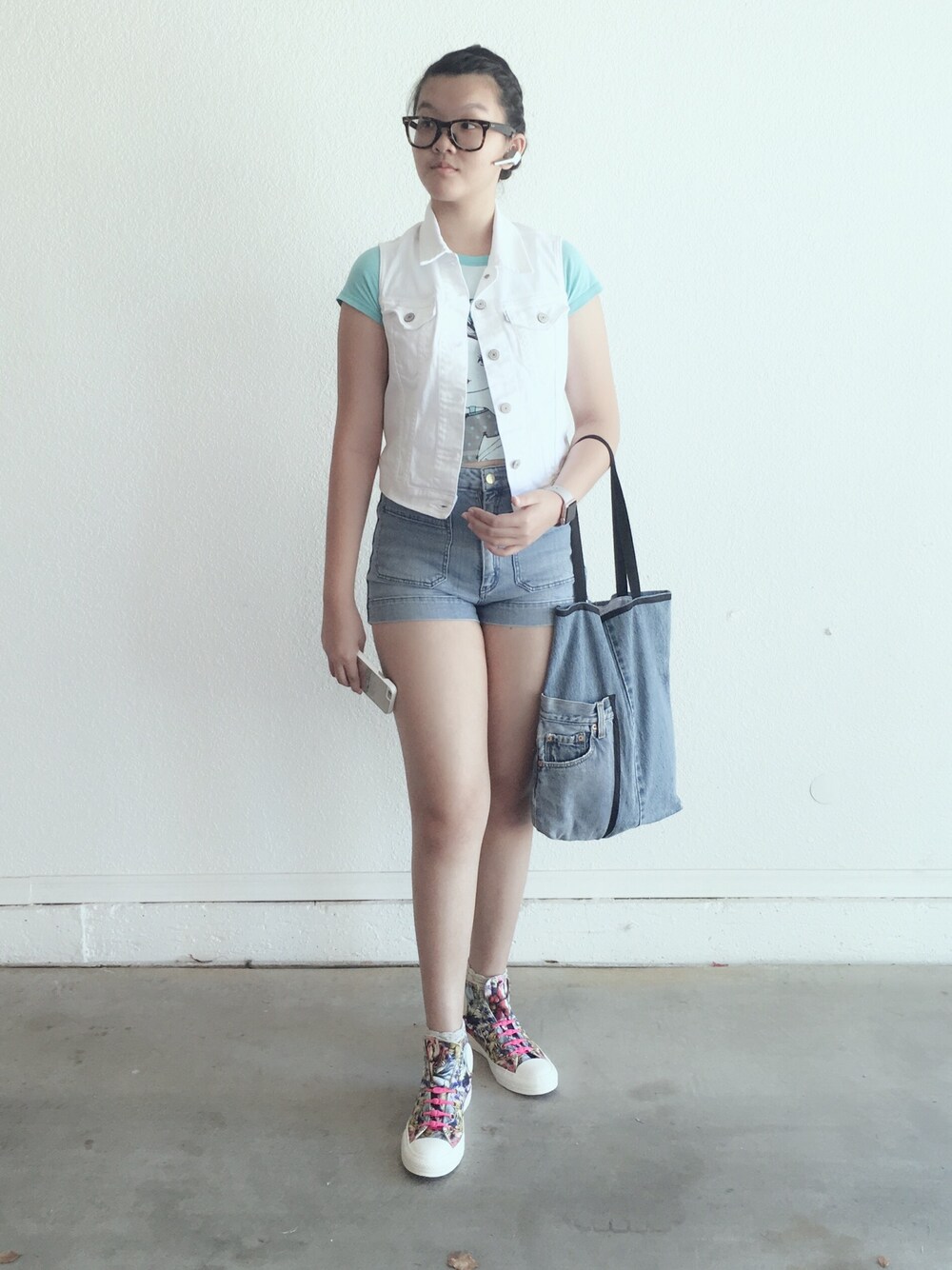 「totebag_vogue、ootd、outfit、summer、denim on denim、denim、casual、sneakers」｜「Levi'sのオーセンティックベスト/ホワイトデニム（ベスト、ホワイト系）」を使った、nanaさん（レディース・170cm）の夏コーディネートの1枚目の写真