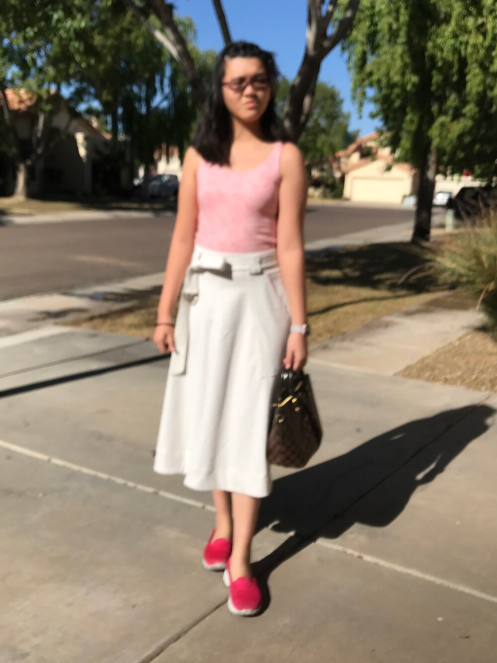 「ootd、outfit、casual、streetstyle、red and white」｜「UNIQLOのアイテム（タンクトップ、レッド系）」を使った、nanaさん（レディース・170cm）の秋コーディネートの1枚目の写真