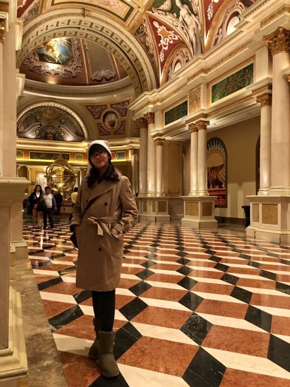 「TrenchCoats_TBrand、outfit、throwback、travel」｜「UNIQLOのアイテム（トレンチコート、ベージュ系）」を使った、nanaさん（レディース・170cm）の秋コーディネートの1枚目の写真