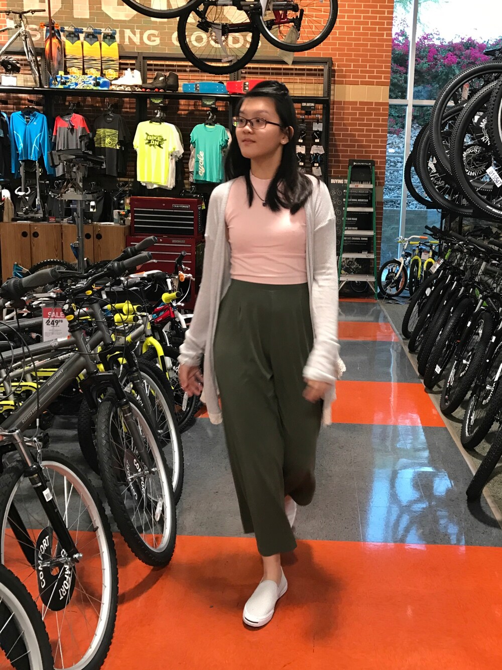「knit、ootd、outfit、casual、streetstyle、fall」｜「Abercrombie&Fitchのアイテム（カバーオール、ベージュ系）」を使った、nanaさん（レディース・170cm）の秋コーディネートの1枚目の写真