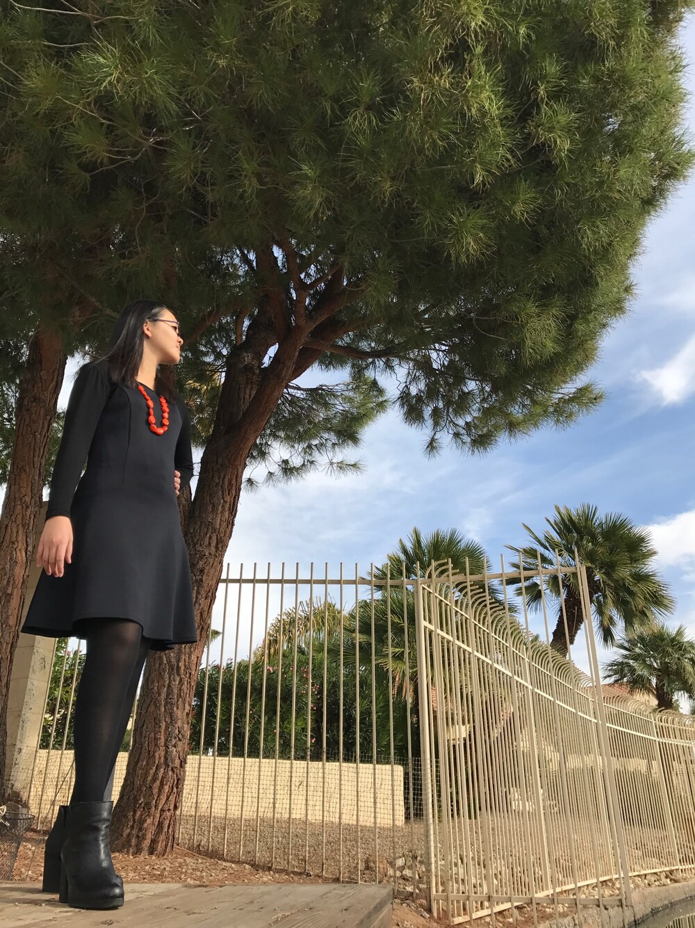 「lbd_vogue、ootd、outfit、ALL BLACK、pop of color、booties」｜「Abercrombie&Fitchのアイテム（ワンピース、ブラック系）」を使った、nanaさん（レディース・170cm）の冬コーディネートの1枚目の写真