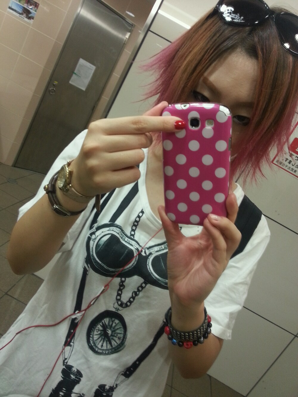 ホワイト系のワンピース/ドレス、ピンク系のアナログ腕時計、レッド系のアクセサリーを着用したレディースの秋コーディネートの1枚目の写真