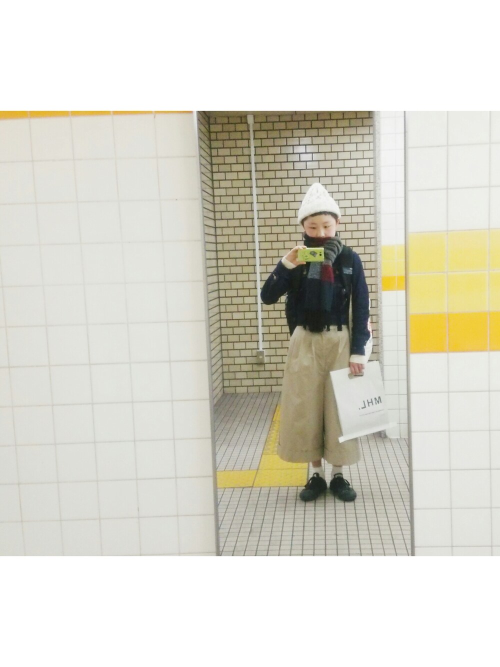「MHL.」｜「niko and...の【niko and...】ORネパールカラーワッチ（ニットキャップ/ビーニー、ホワイト系）」を使った、ユイさん（レディース・156cm）の春コーディネートの1枚目の写真