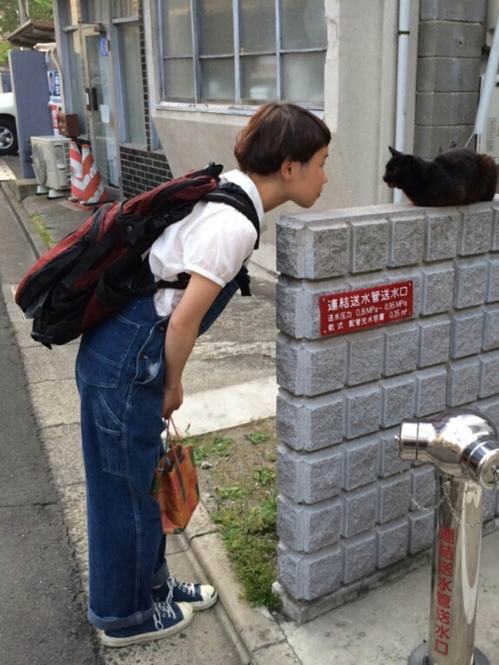 「オーバーオール、古着」｜「karrimorのアイテム（バックパック/リュック、レッド系）」を使った、ユイさん（レディース・155cm）の春コーディネートの1枚目の写真