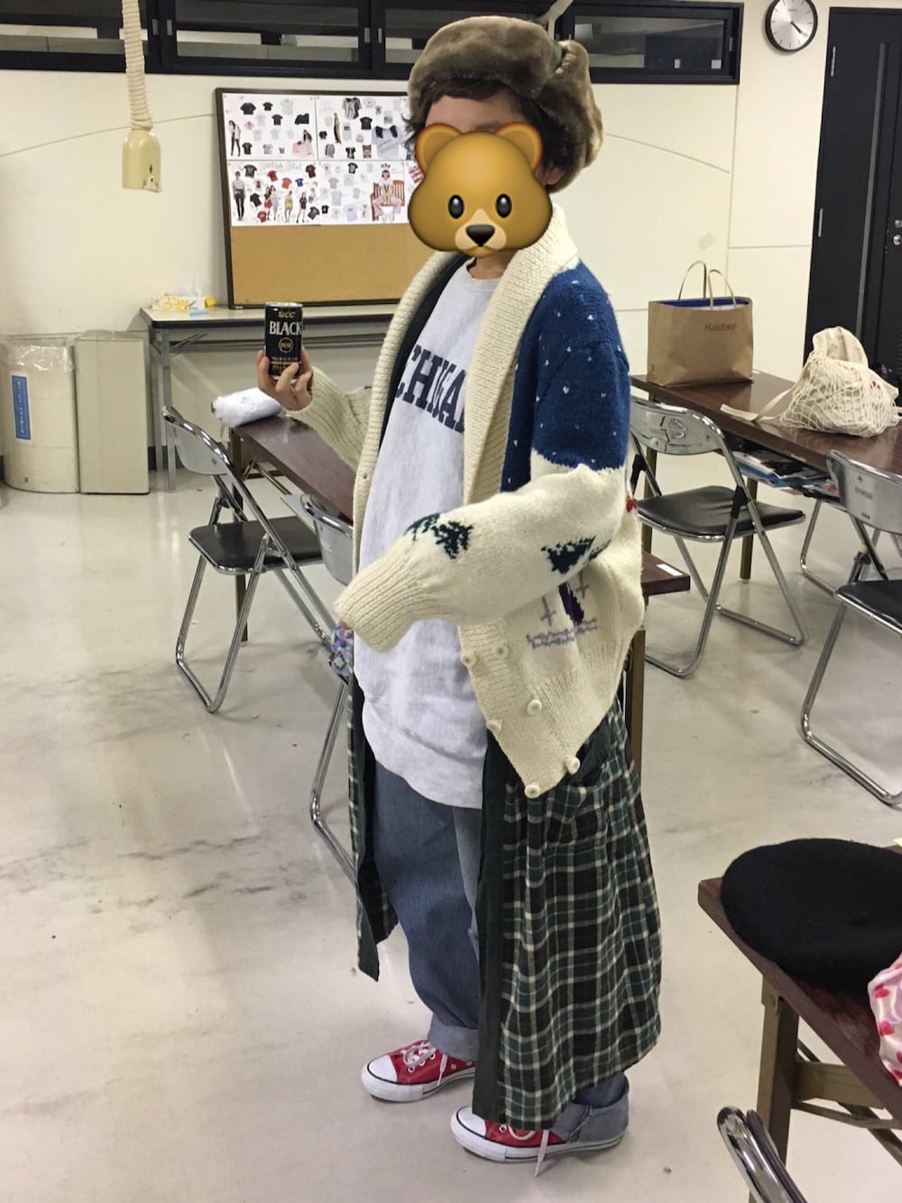 「古着、フライトキャップ、ガウン、カウチンセーター」｜「CONVERSEのCONVERSE ALLSTAR OX(レッド)/◎CONVERSE ALLSTAR OX（スニーカー、レッド系）」を使った、ユイさん（レディース・155cm）の秋コーディネートの1枚目の写真