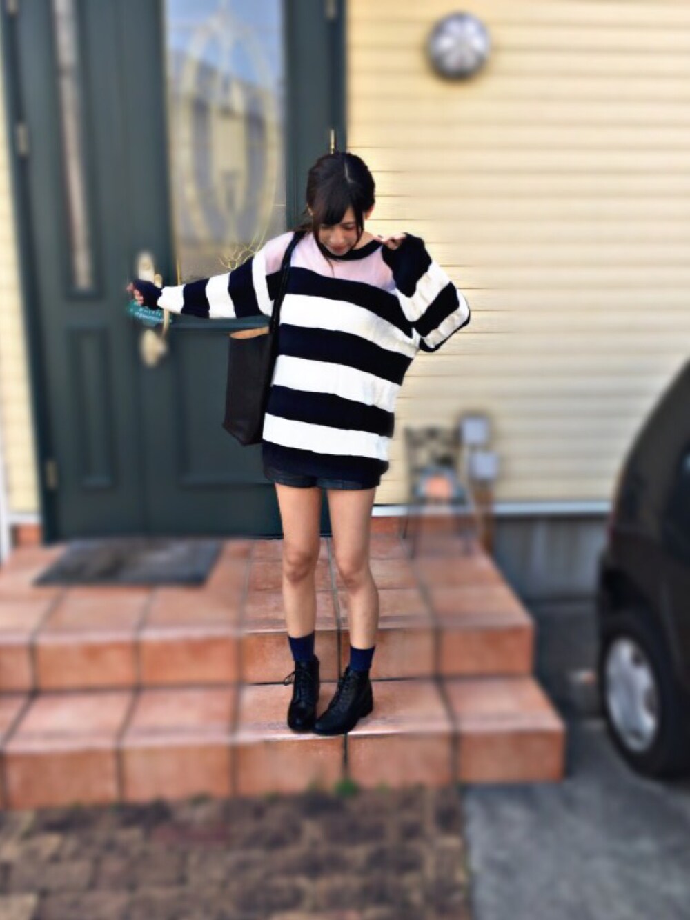 その他のニット/セーター、ブラック系のパンツ、ブラック系のブーツを着用したレディースの秋コーディネートの1枚目の写真