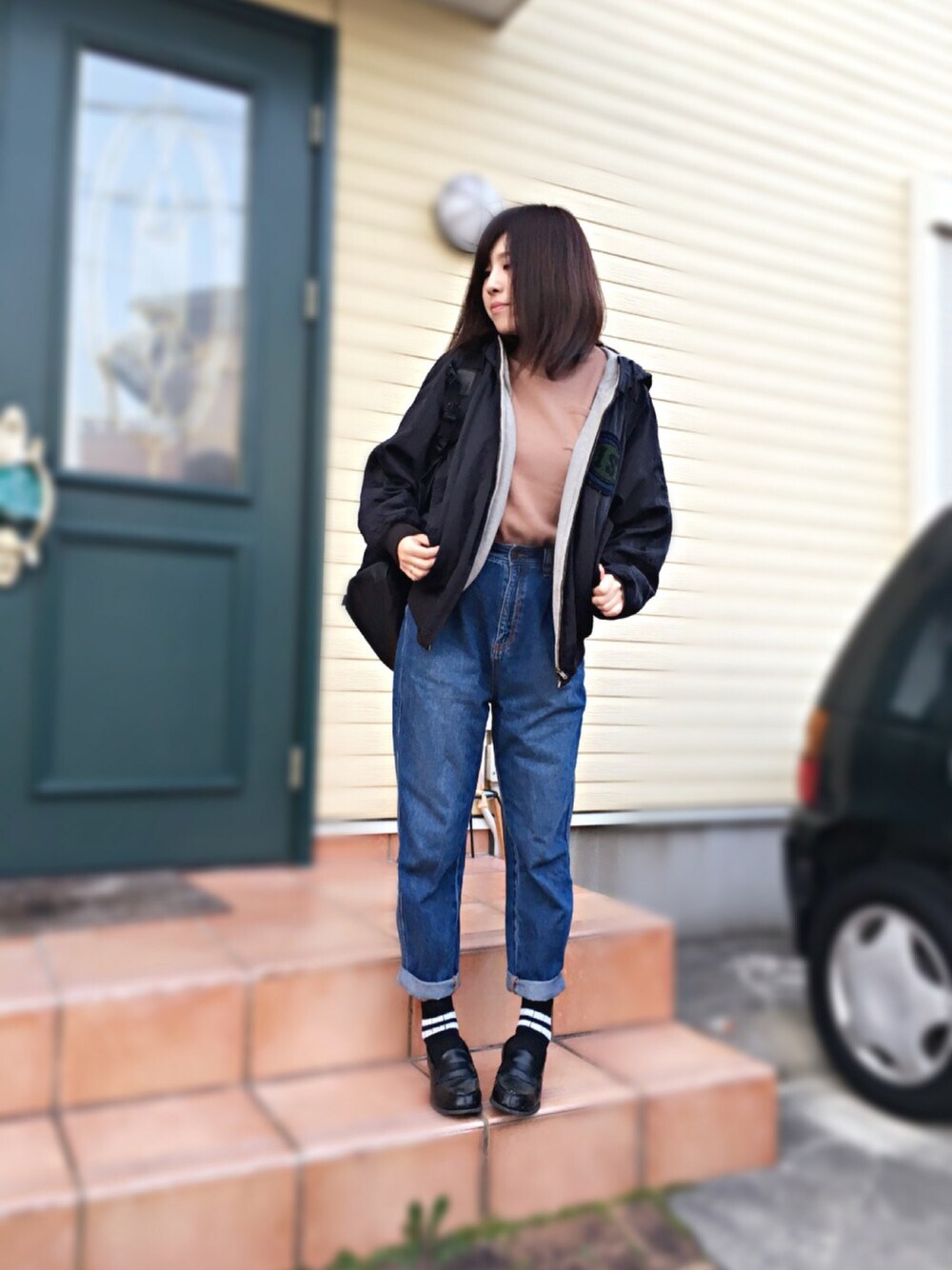 ピンク系のトップス、その他のブルゾン、ブルー系のパンツを着用したレディースの冬コーディネートの1枚目の写真