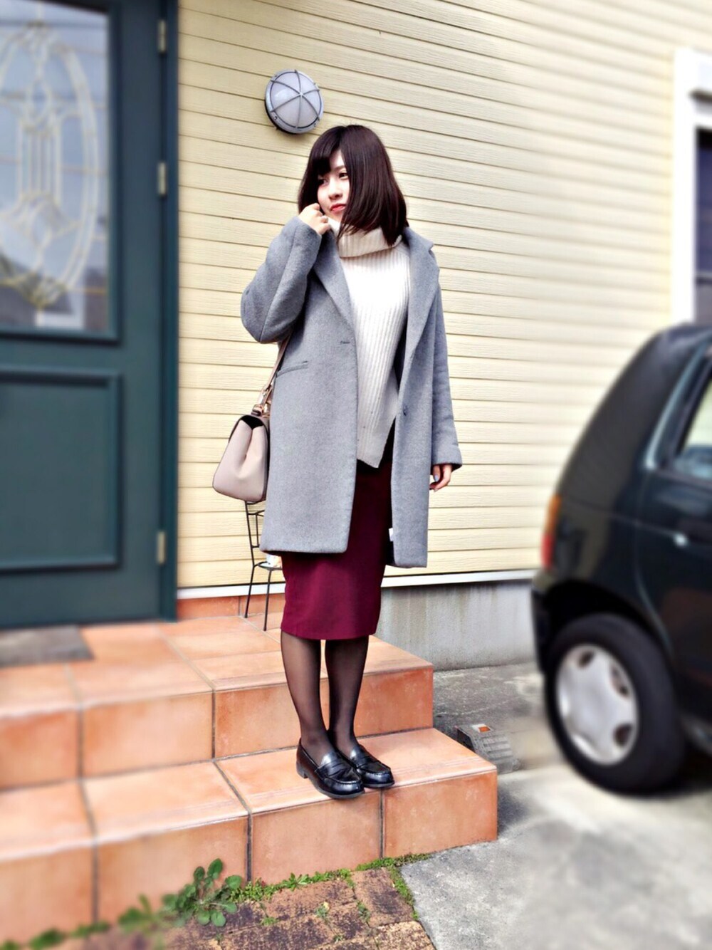 ホワイト系のワンピース、グレー系のその他アウター、ブラック系のシューズを着用したレディースの冬コーディネートの1枚目の写真