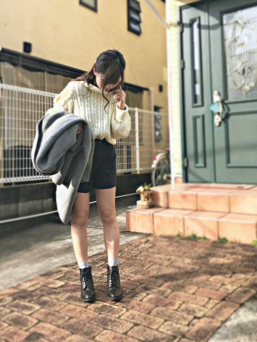 ホワイト系のニット/セーター、その他のパンツ、グレー系のその他アウターを着用したレディースの秋コーディネートの1枚目の写真