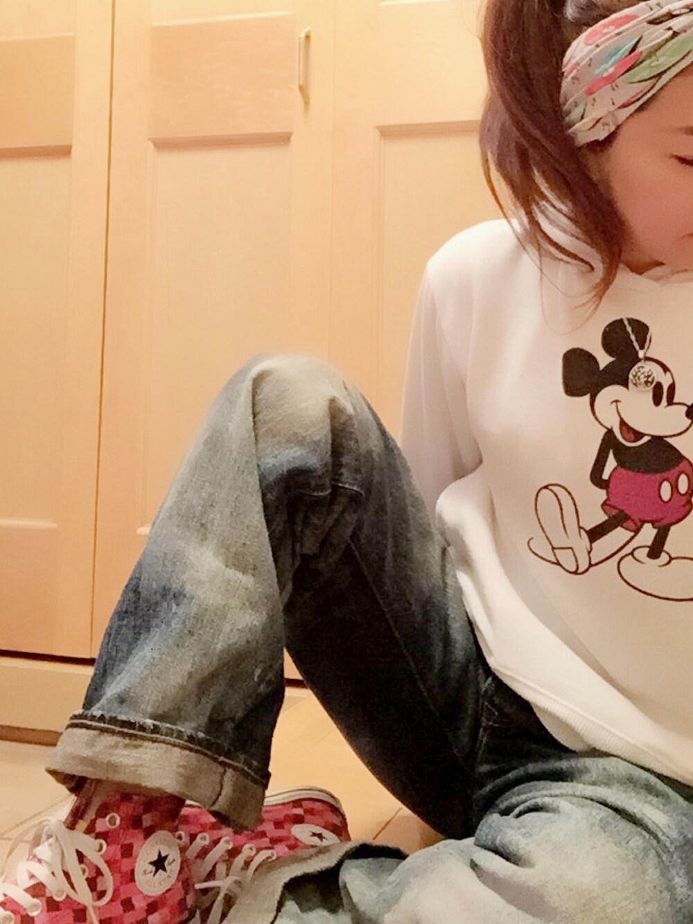 「denim、jeans、sneakers、コンバース、mickey、Mickey Mouse 、momapatchwork、Hopi、indian jewelry」｜「KAPITALのアイテム（デニムパンツ、ブルー系）」を使った、eikoさん（レディース・161cm）の秋コーディネートの1枚目の写真