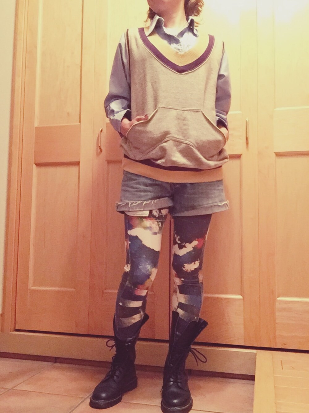 「KAPITAL、Levis、cutoff denim、ミリタリー、Dr.Martens、ブーツ、コスモ、宇宙柄、アメカジ、雨の日コーデ」｜「Levi'sのアイテム（デニムパンツ、ブルー系）」を使った、eikoさん（レディース・161cm）の秋コーディネートの1枚目の写真