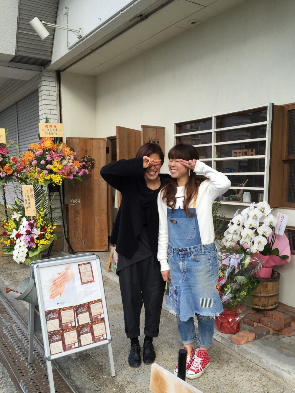 「カジュアルコーデ、アルファベット、デニムパンツ、スニーカーコーデ、コンバース、シンプルコーデ、ビンテージ、vintage、ネイリスト」｜「BEAMS BOYのBEAMS BOY / スウェット レタード クルー 15FW（スウェット、ホワイト系）」を使った、eikoさん（レディース・161cm）の冬コーディネートの1枚目の写真