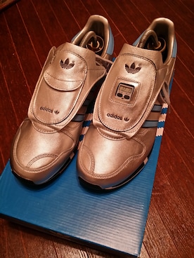 「adidas MICROPACER 復刻のアイテム（スニーカー、グレー系）」を使った、森 正彦さん（メンズ・174cm）の秋コーディネート