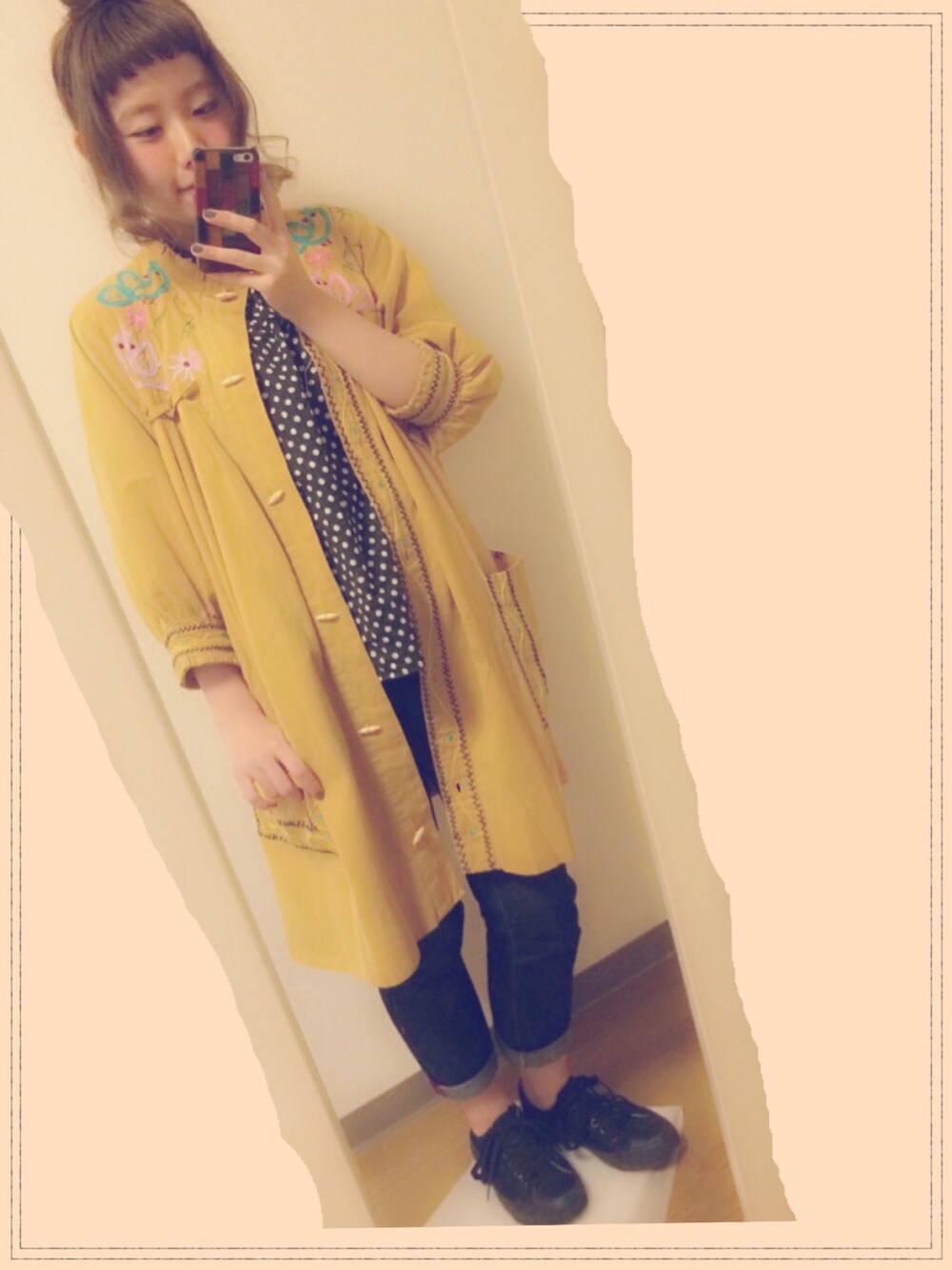 「古着、ドット、スニーカー、おだんごヘアー、デニム」｜「gREEN DOTのアイテム（その他アウター、イエロー系）」を使った、とみたみのりさん（レディース・154cm）の秋コーディネートの1枚目の写真