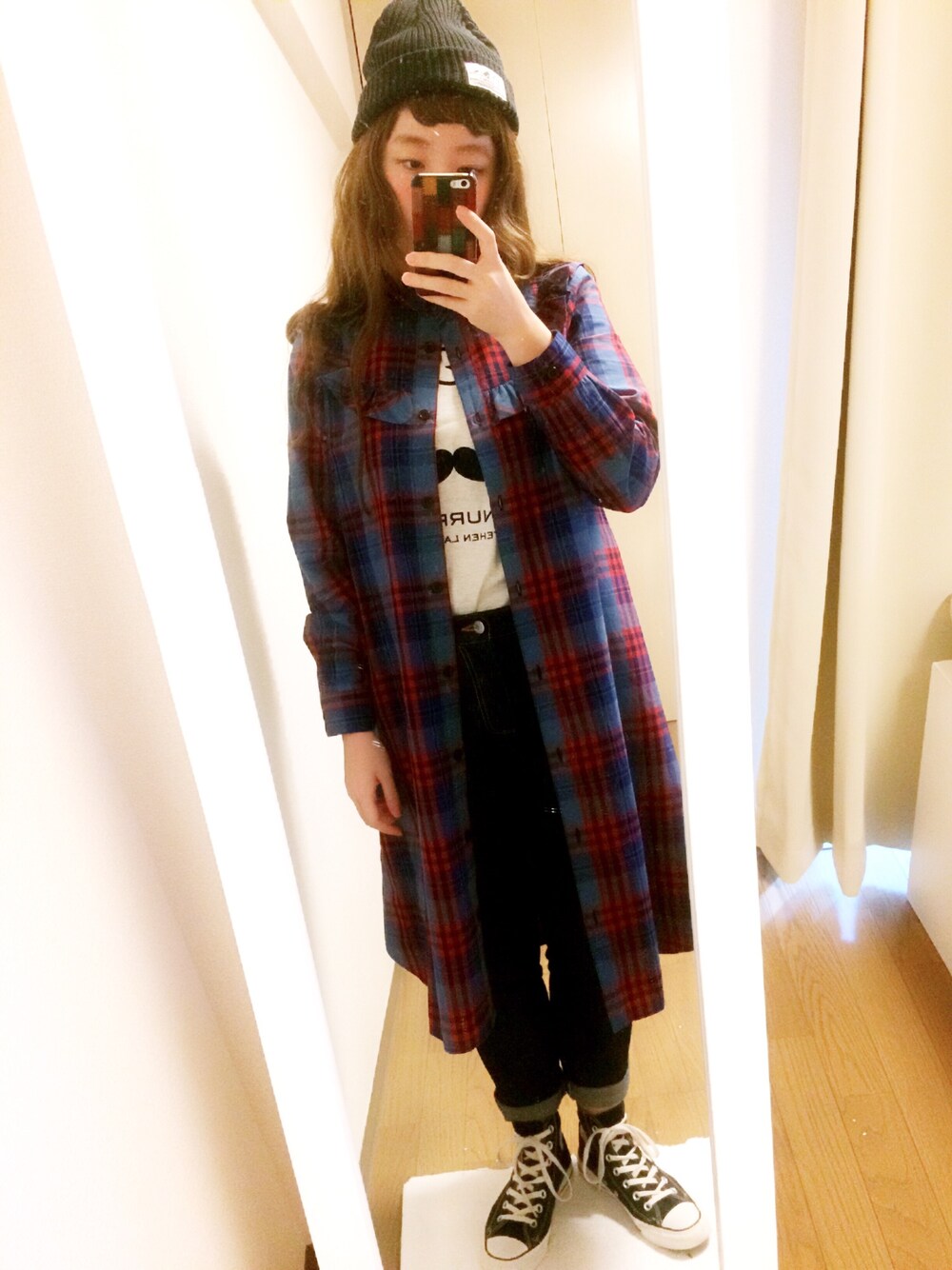 「ニット帽、チェックガウン、スニーカー、コンバース、デニム、Tシャツ、used」｜「179/WG NICOLE CLUBのアイテム（ニットキャップ/ビーニー、ブルー系）」を使った、とみたみのりさん（レディース・154cm）の秋コーディネートの1枚目の写真