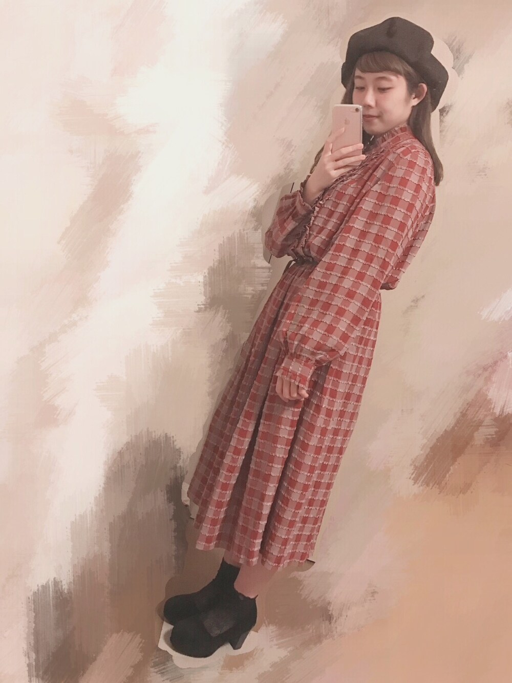 「ワンピース、大人ガーリー、ベレー帽、チェック、レース、フリル、ヒール、ヒール×靴下、vintage、古着」｜「柴田紗希×尾州織物コラボのアイテム（ハンチング/ベレー帽、ブラウン系）」を使った、とみたみのりさん（レディース・154cm）の冬コーディネートの1枚目の写真