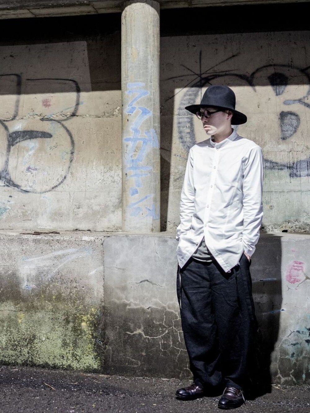 「モノトーン、 primordial is primitive、ALEKSANDR MANAMIS」｜「Reinhard Plankのアイテム（ハット、ブラック系）」を使った、キドウラクさん（メンズ・170cm）の春コーディネートの1枚目の写真
