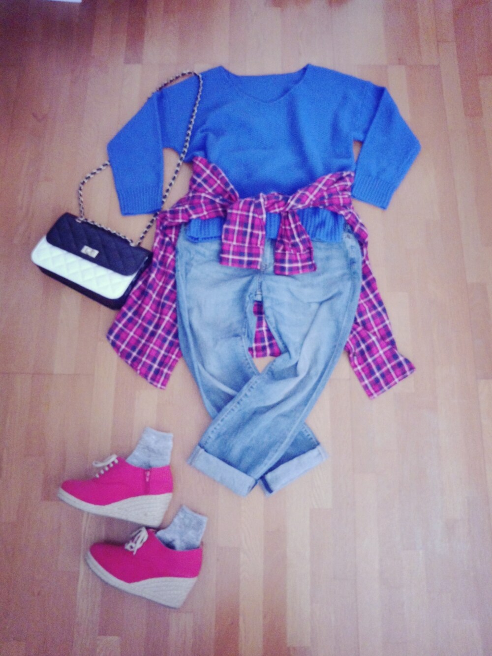 ブルー系のニット/セーターを着用したレディースの春コーディネートの1枚目の写真