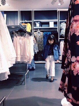 「H&M（エイチ・アンド・エム）のアイテム（その他パンツ、ホワイト系）」を使った、こころさん（キッズ・125cm）の春コーディネート