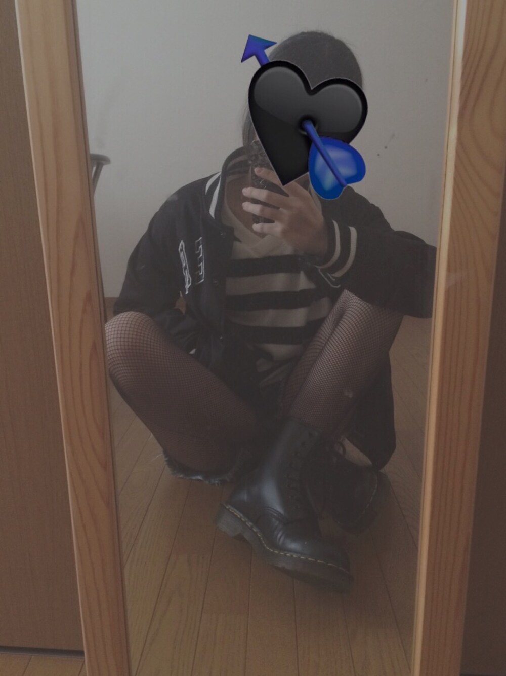 「モノトーン、シンプルコーデ、原宿、ボーダー、ニット、Dr.Martens、黒」｜「Dr. Martensのレディース Dr.Martens ドクターマーチン 1460 PASCAL 8EYE BOOT パスカル 8ホールブーツ 13512001 BLACK（ブーツ、ブラック系）」を使った、miyuさん（レディース・154cm）の冬コーディネートの1枚目の写真