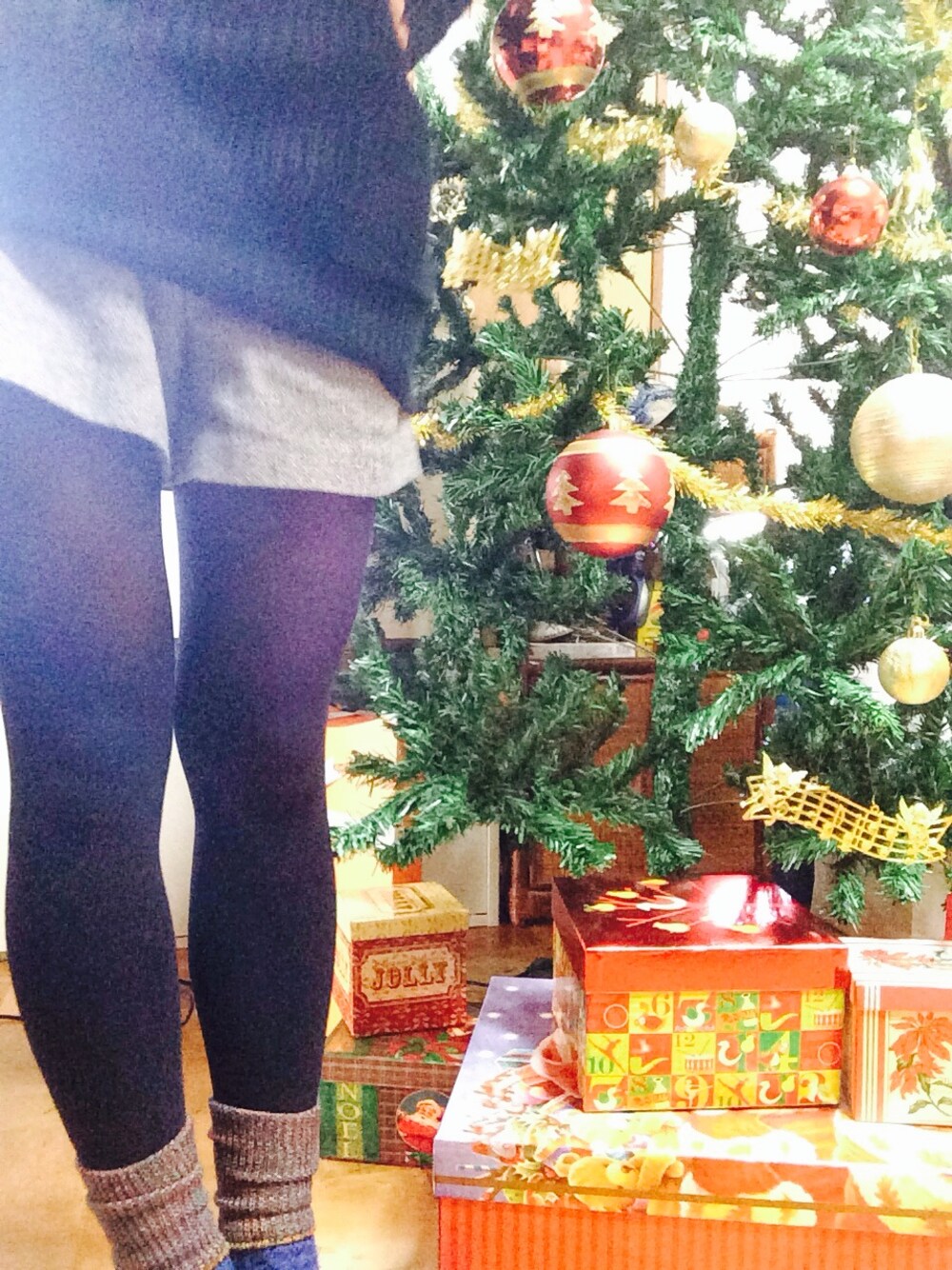 スニーカー、グレー系のその他パンツを着用したレディースの冬コーディネートの1枚目の写真