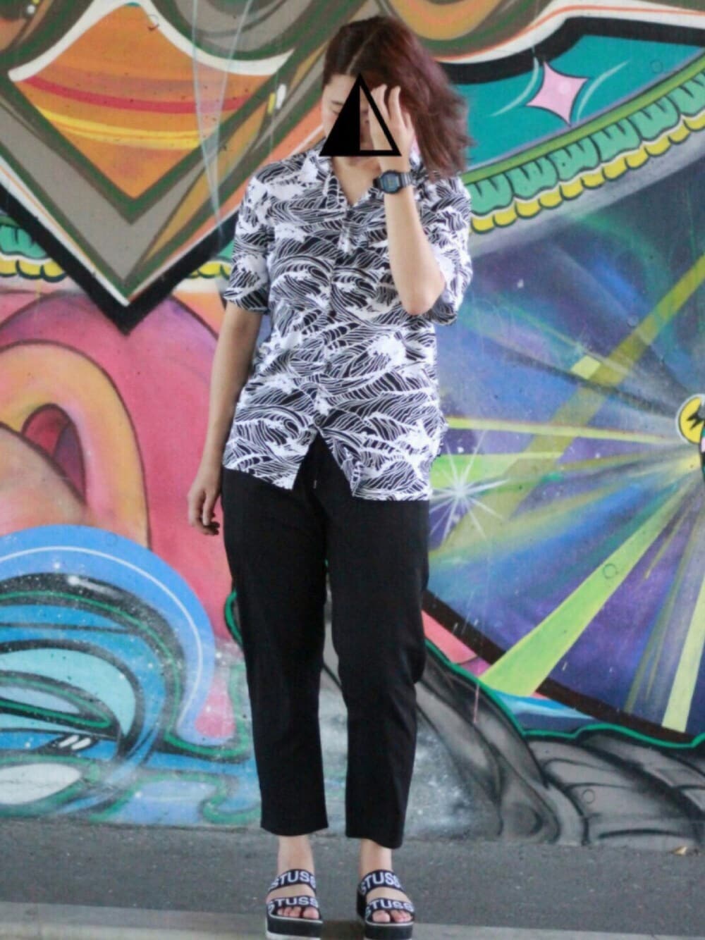 ブラック系のシャツ/ブラウス、ブラック系のその他パンツ、ブラック系のサンダルを着用したレディースの夏コーディネートの1枚目の写真