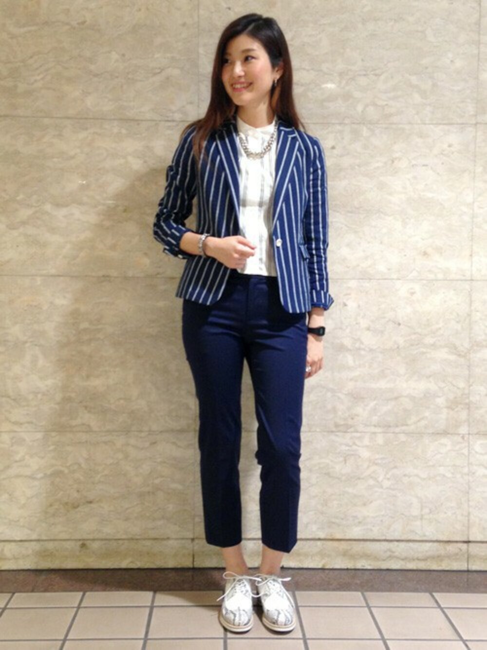 ブルー系のテーラードジャケット、ホワイト系のシャツ/ブラウス、ブルー系のその他パンツを着用したレディースの夏コーディネートの1枚目の写真