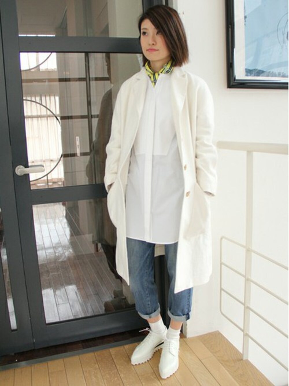 ブルー系のその他パンツ、ホワイト系のその他アウター、ホワイト系のシャツ/ブラウスを着用したレディースの冬コーディネートの1枚目の写真