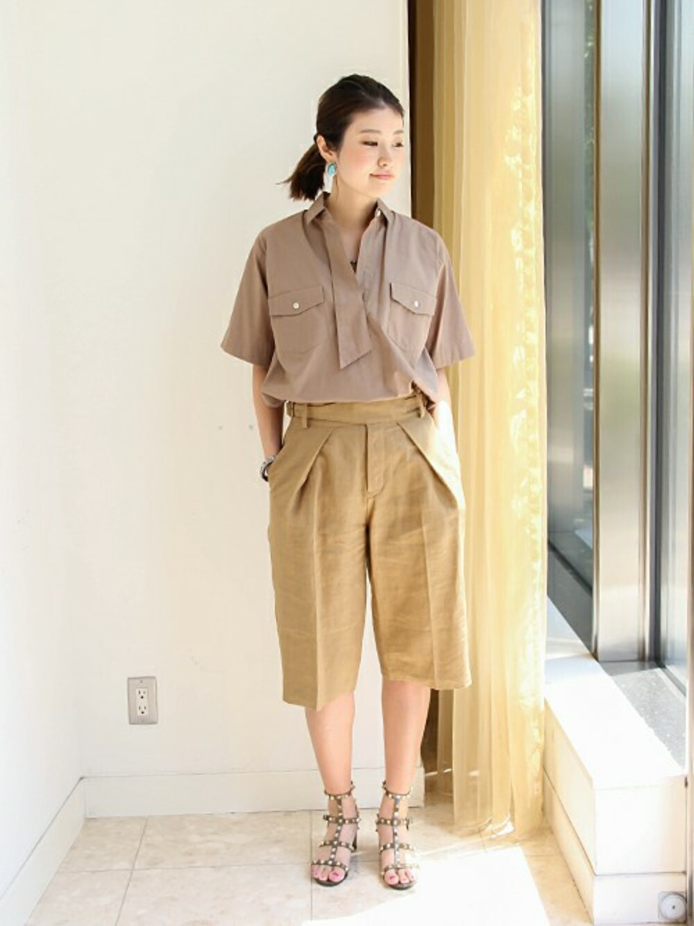 グリーン系のその他パンツを着用したレディースの春コーディネートの1枚目の写真