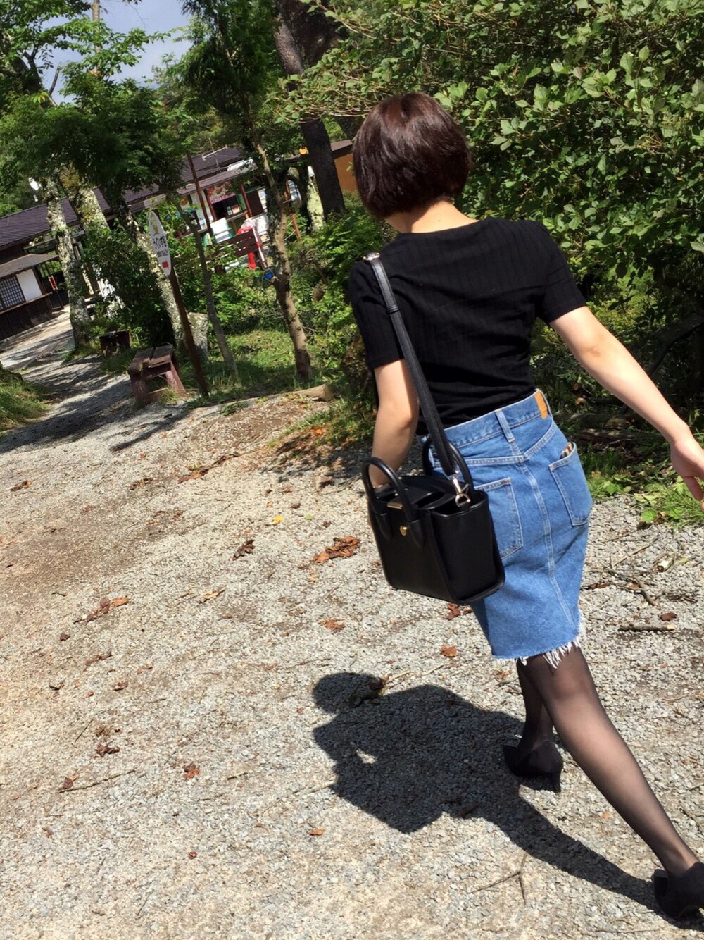 「moussy、デニムスカート、晴れ、マイナスイオン、ダイエットから1年」｜「MOUSSYのV/N WIDE RIB HALF/S TOPS（Tシャツ/カットソー、ブラック系）」を使った、cocoaさん（レディース・156cm）の夏コーディネートの1枚目の写真