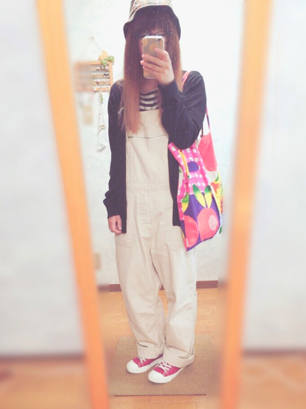 ベージュ系のサロペット/オーバーオール、その他のトートバッグ、ブラック系のカーディガン/ボレロを着用したレディースの秋コーディネートの1枚目の写真