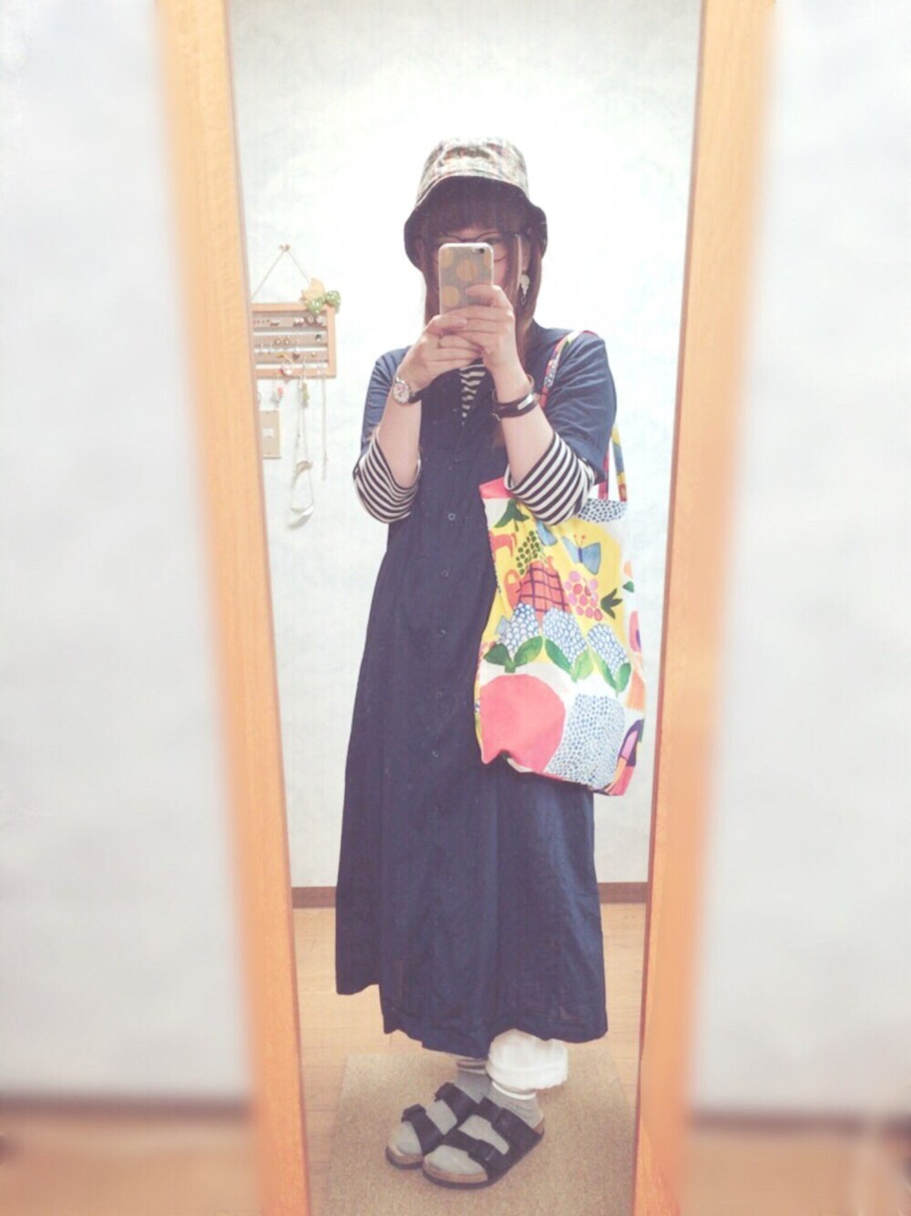 その他のトートバッグ、ブルー系のシャツワンピース、ホワイト系のデニムパンツを着用したレディースの秋コーディネートの1枚目の写真