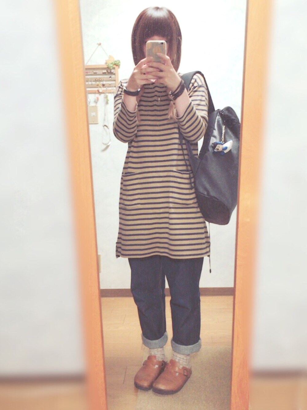 イエロー系のワンピース、ブラウン系のその他シューズ、ブルー系の雑貨/ホビーを着用したレディースの秋コーディネートの1枚目の写真