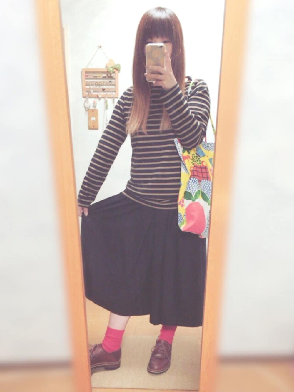 ブラック系のTシャツ/カットソー、その他のトートバッグ、ブラック系のその他パンツを着用したレディースの秋コーディネートの1枚目の写真