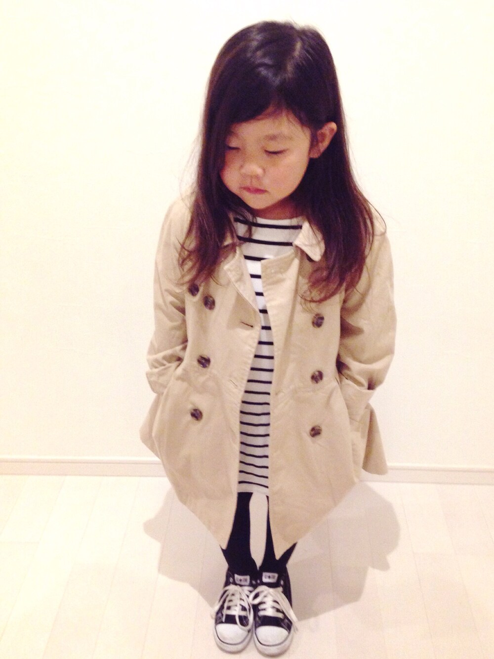 「トレンチコート、女の子、姉妹コーデ、コンバース、babygap」｜「GAPのアイテム（トレンチコート、ベージュ系）」を使った、kii_memeさん（キッズ・120cm）の秋コーディネートの1枚目の写真
