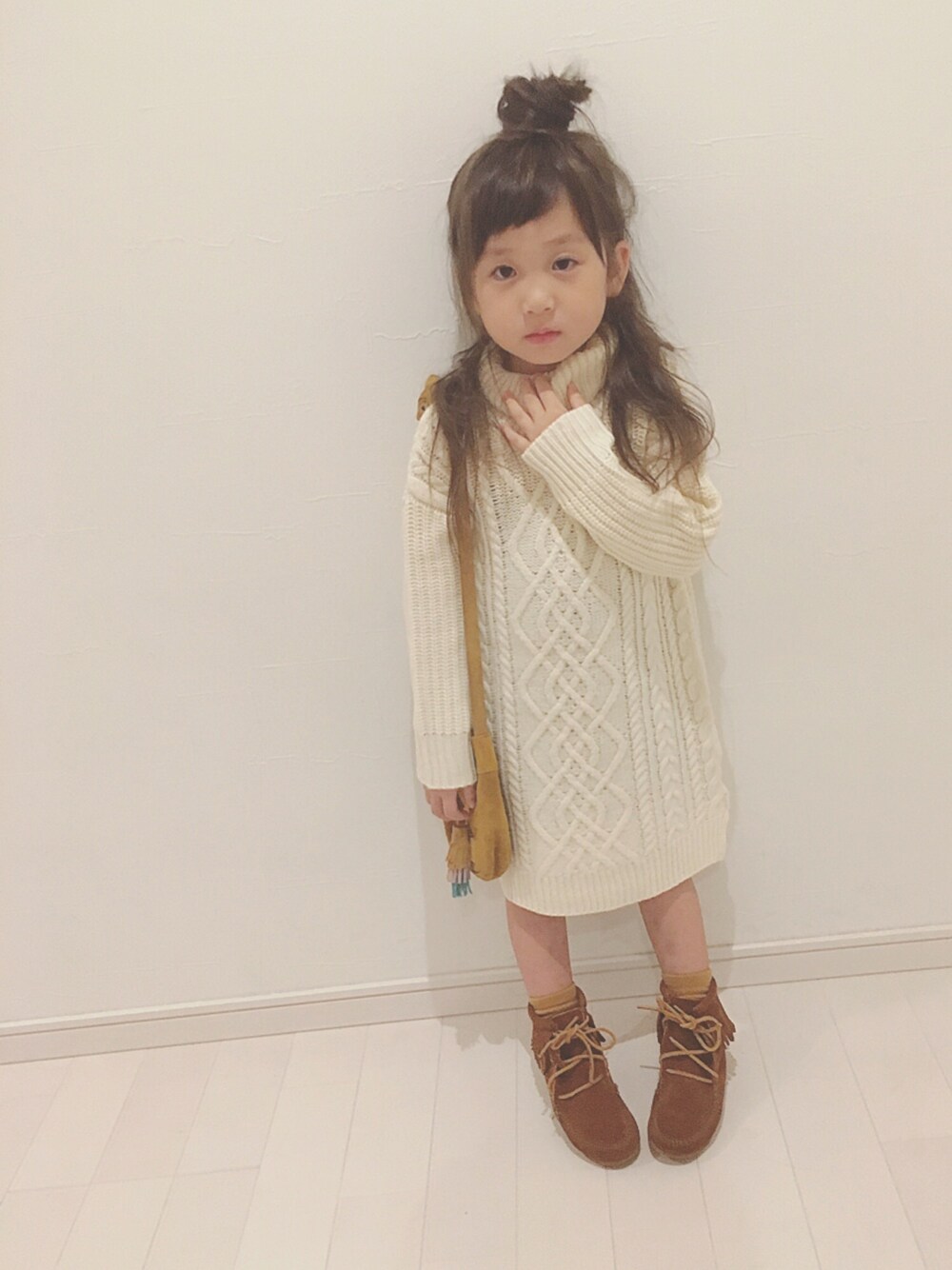 「kids、おんなのこ、秋のコーデ、キッズファッション、シンプル、ニットワンピース、Branshes、キッズコーデ」｜「BRANSHESのハイネックニットワンピース（ワンピース、ホワイト系）」を使った、kii_memeさん（キッズ・100cm）の秋コーディネートの1枚目の写真