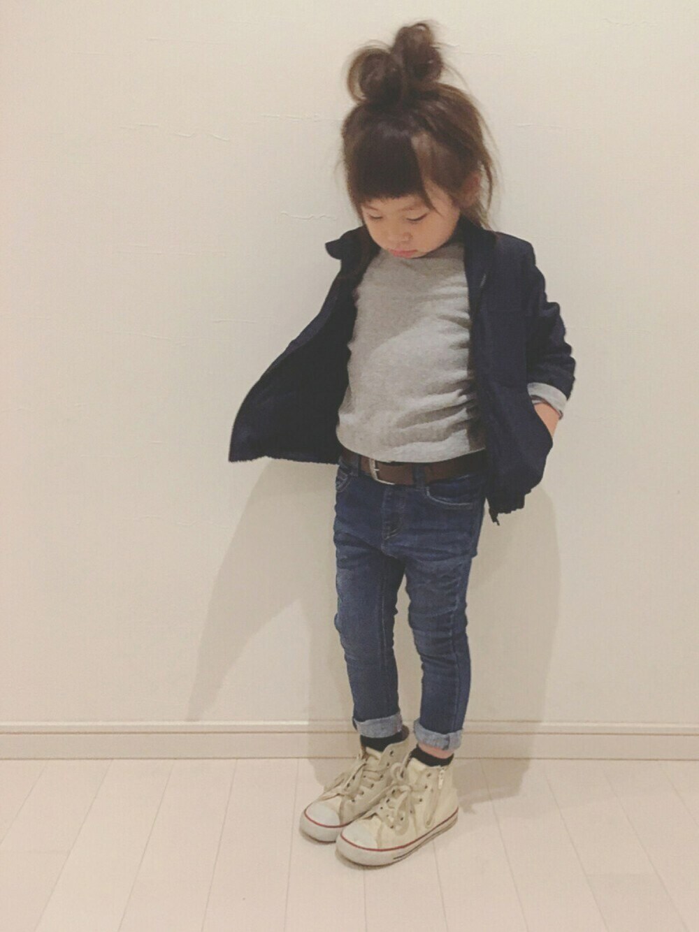 「女の子、スニーカー、秋冬、キッズファッション、キッズコーデ、RADCHAP、Branshes、メンズライク、シンプル」｜「BRANSHESのウィンドブレーカー（ナイロンジャケット、ブルー系）」を使った、kii_memeさん（キッズ・100cm）の秋コーディネートの1枚目の写真