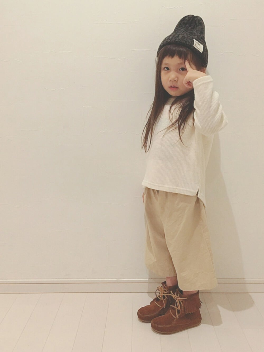「キッズファッション、シンプル、5歳、女の子、キッズコーデ、ブランシェス、Branshes、RADCHAP、ガウチョパンツ、白ニット」｜「RADCHAPのMIXニットキャップ（ニットキャップ/ビーニー、グレー系）」を使った、kii_memeさん（キッズ・100cm）の秋コーディネートの1枚目の写真