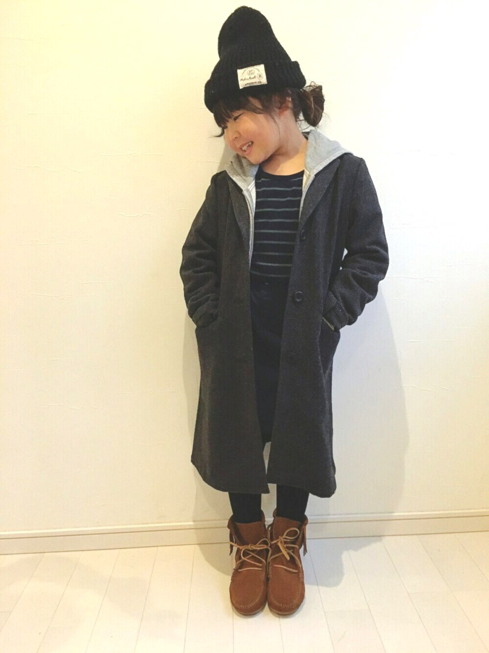 「キッズコーデ、ニット帽、キッズファッション、女の子、チェスターコート、Branshes、ブランシェス、カジュアル」｜「BRANSHESのチェスターコート（チェスターコート、グレー系）」を使った、kii_memeさん（キッズ・120cm）の冬コーディネートの1枚目の写真