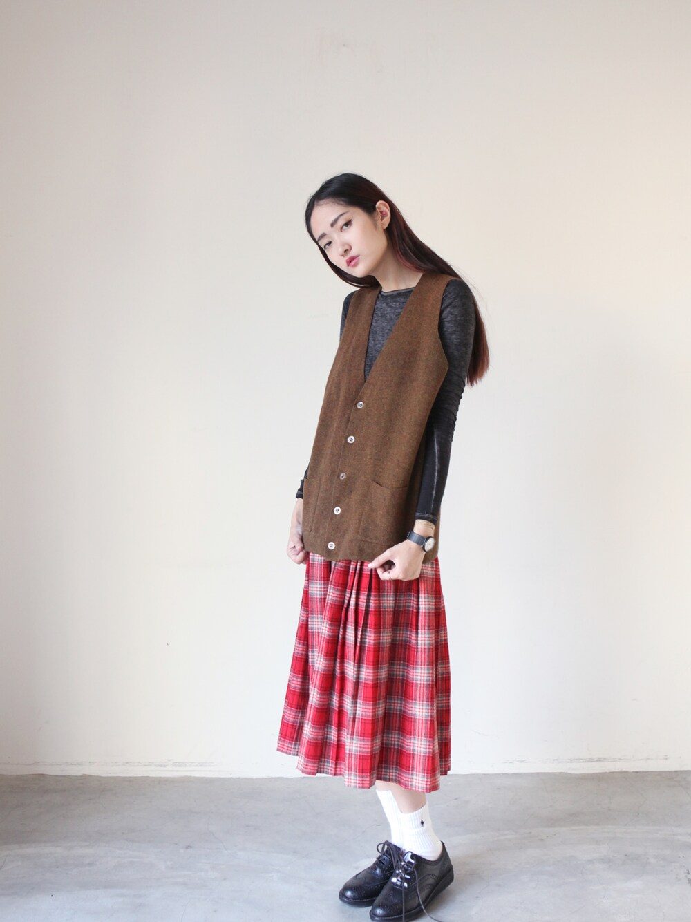 「vintage、aroommodel」｜「毛呢背心+毛呢裙（アンサンブル、ブラウン系）」を使った、AROOMMODELさん（レディース・165cm）の冬コーディネートの1枚目の写真