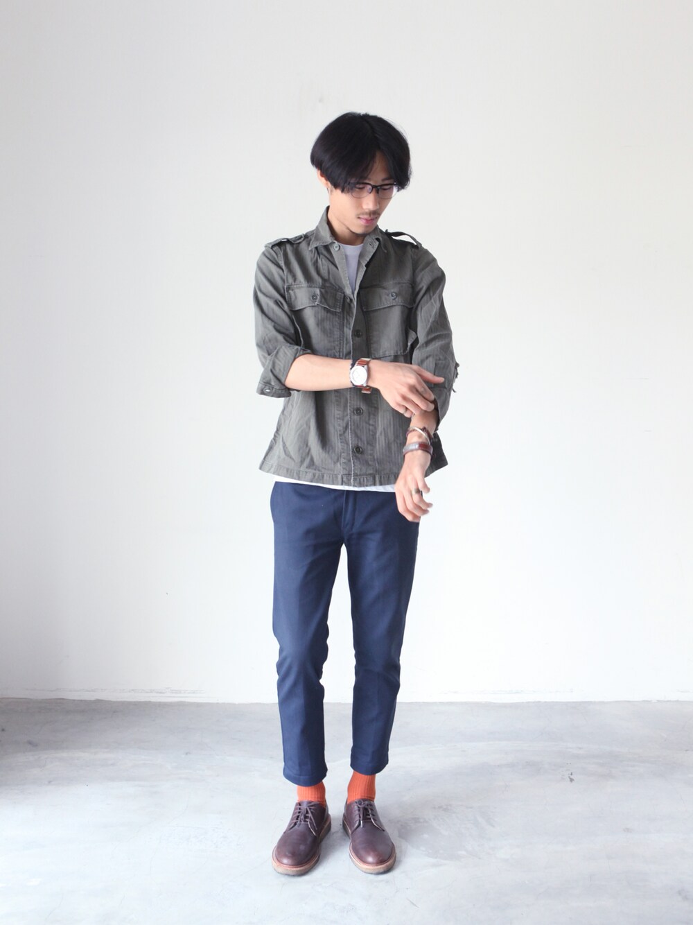 グリーン系のシャツ/ブラウスを着用したメンズの冬コーディネートの1枚目の写真