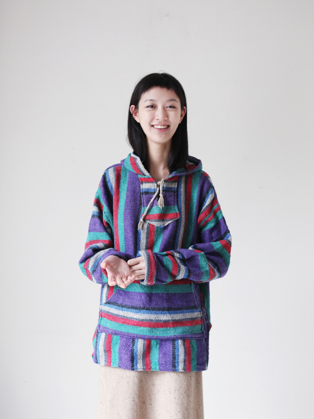 パープル系のパーカーを着用したレディースの冬コーディネートの1枚目の写真