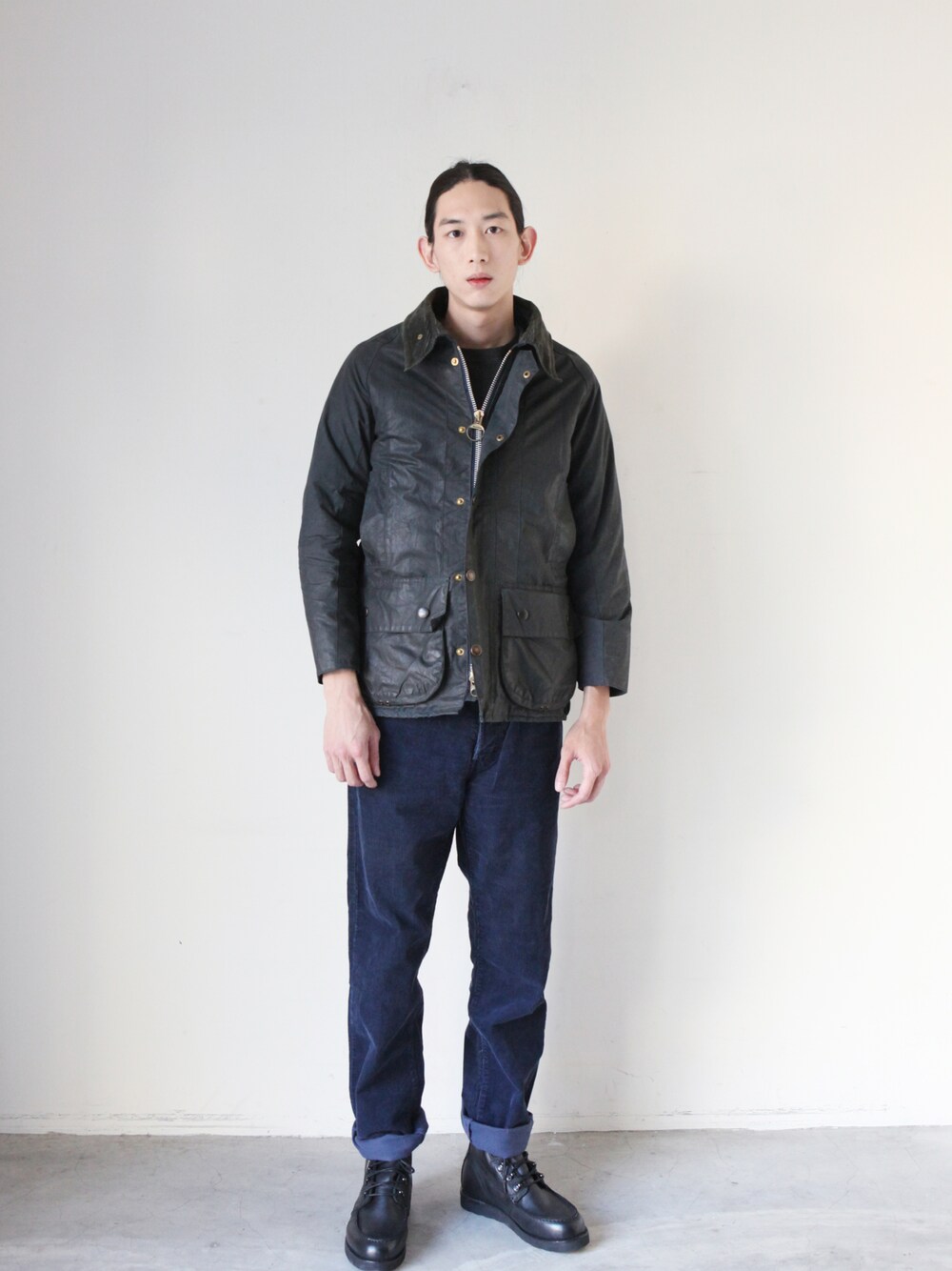 「vintage、pants、blue、jacket 、barbour、aroommodel」｜「Barbourのbarbour wax coat（ライダースジャケット、グリーン系）」を使った、AROOMMODELさん（メンズ・184cm）の冬コーディネートの1枚目の写真