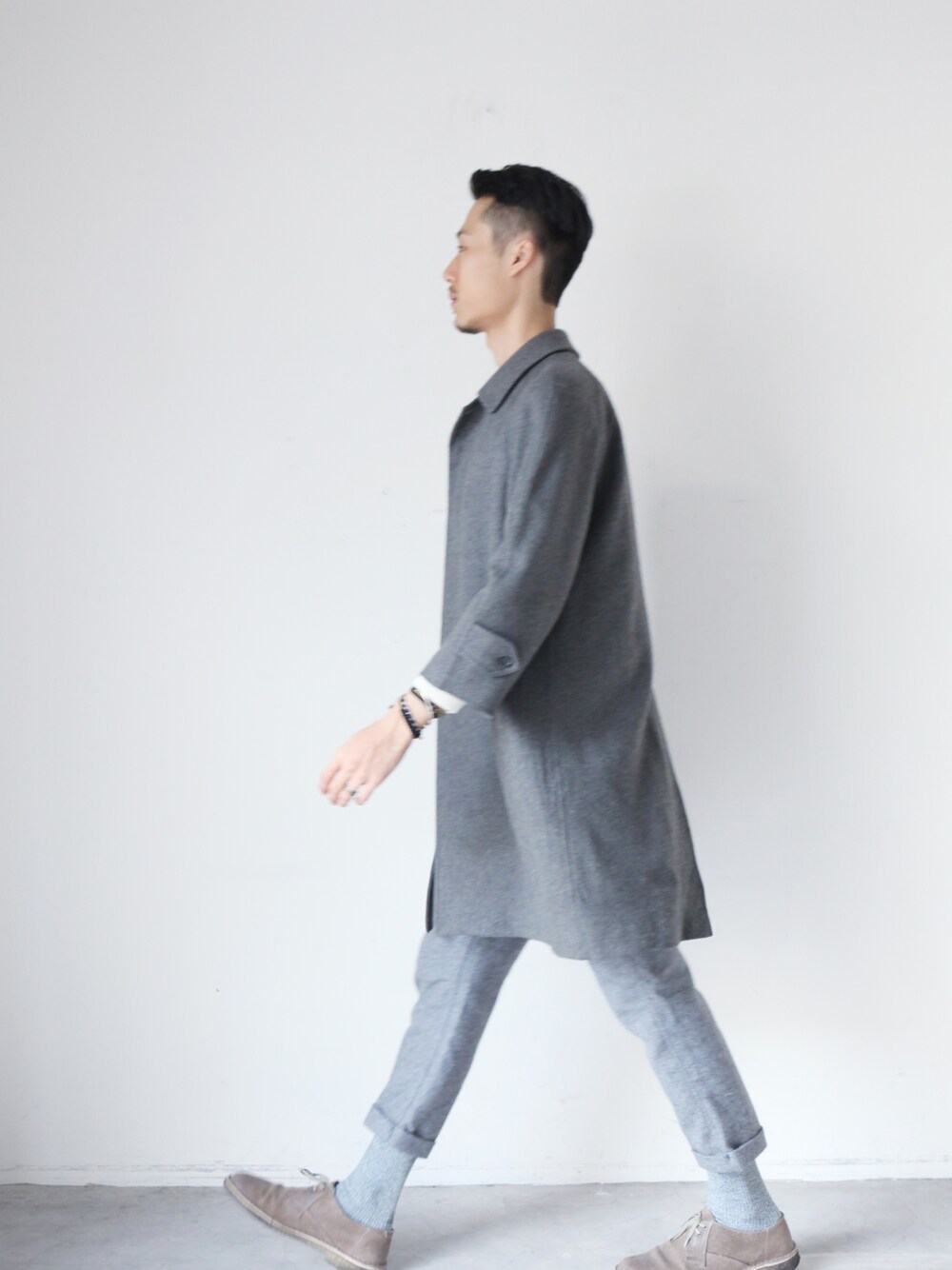 グレー系のダッフルコートを着用したメンズの冬コーディネートの1枚目の写真