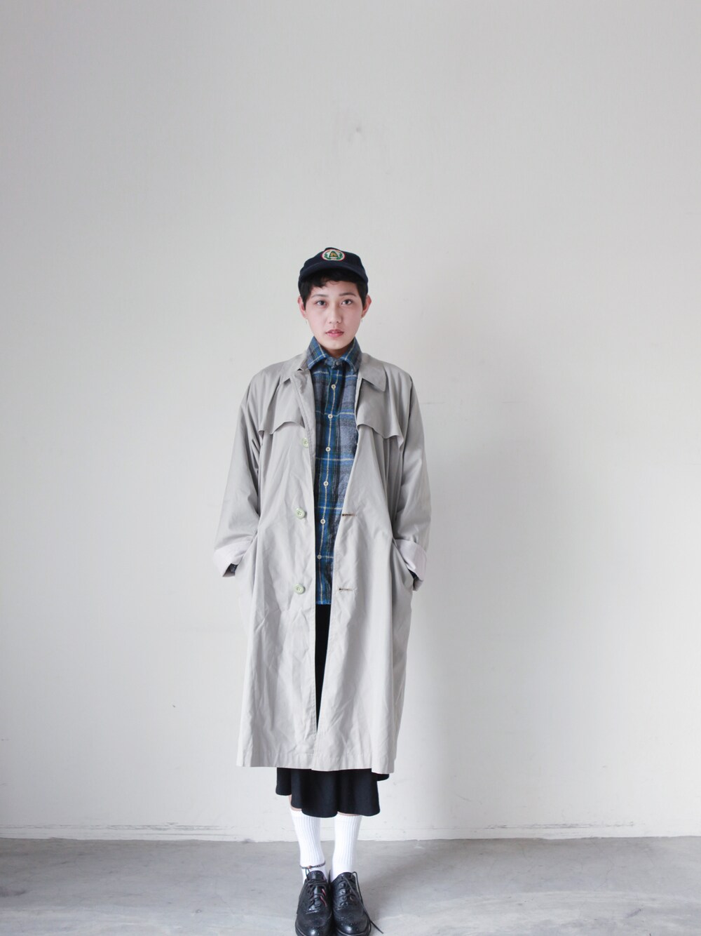 「vintage、spring、shirts、coat、gray、aroommodel」｜「淺灰風衣（トレンチコート、グレー系）」を使った、AROOMMODELさん（レディース・165cm）の春コーディネートの1枚目の写真
